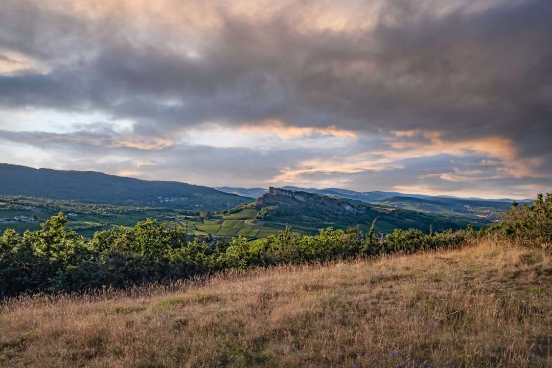Roche de Solutré : un bijou naturel en Bourgogne - Donzy-le-Pertuis | Secret World Trip Planner