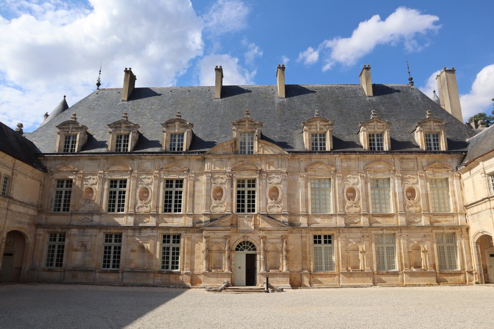 Découvrez le Charme du Château de Bussy-Rabutin en France - Hauteroche | Secret World Trip Planner