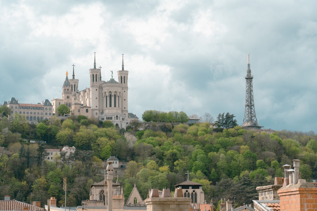 Entdecken Sie die Basilique de Fourvière: ein Juwel von Lyon - Lyon | Secret World Trip Planner
