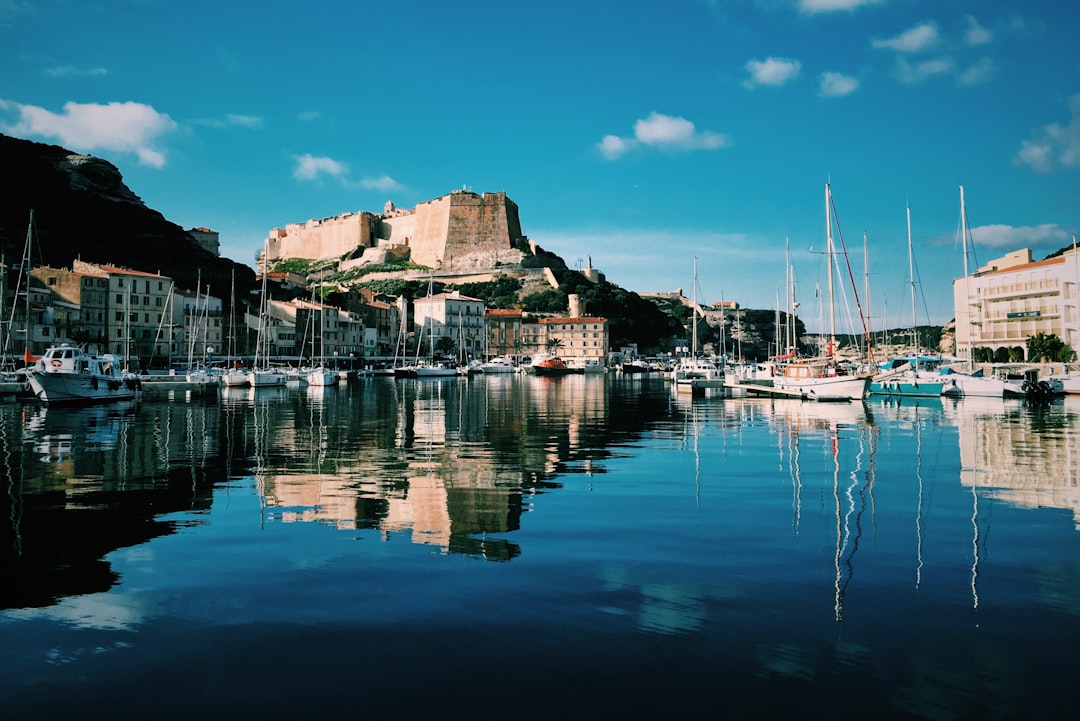 Découvrir Bonifacio : la perle de la Corse entre histoire et beautés naturelles - Bonifacio | Secret World Trip Planner