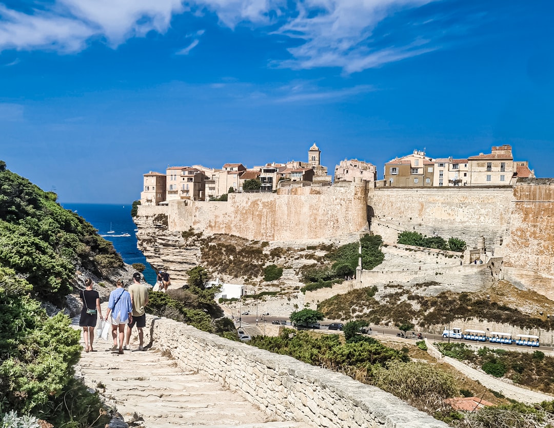 Découvrir Bonifacio : la perle de la Corse entre histoire et beautés naturelles - Bonifacio | Secret World Trip Planner