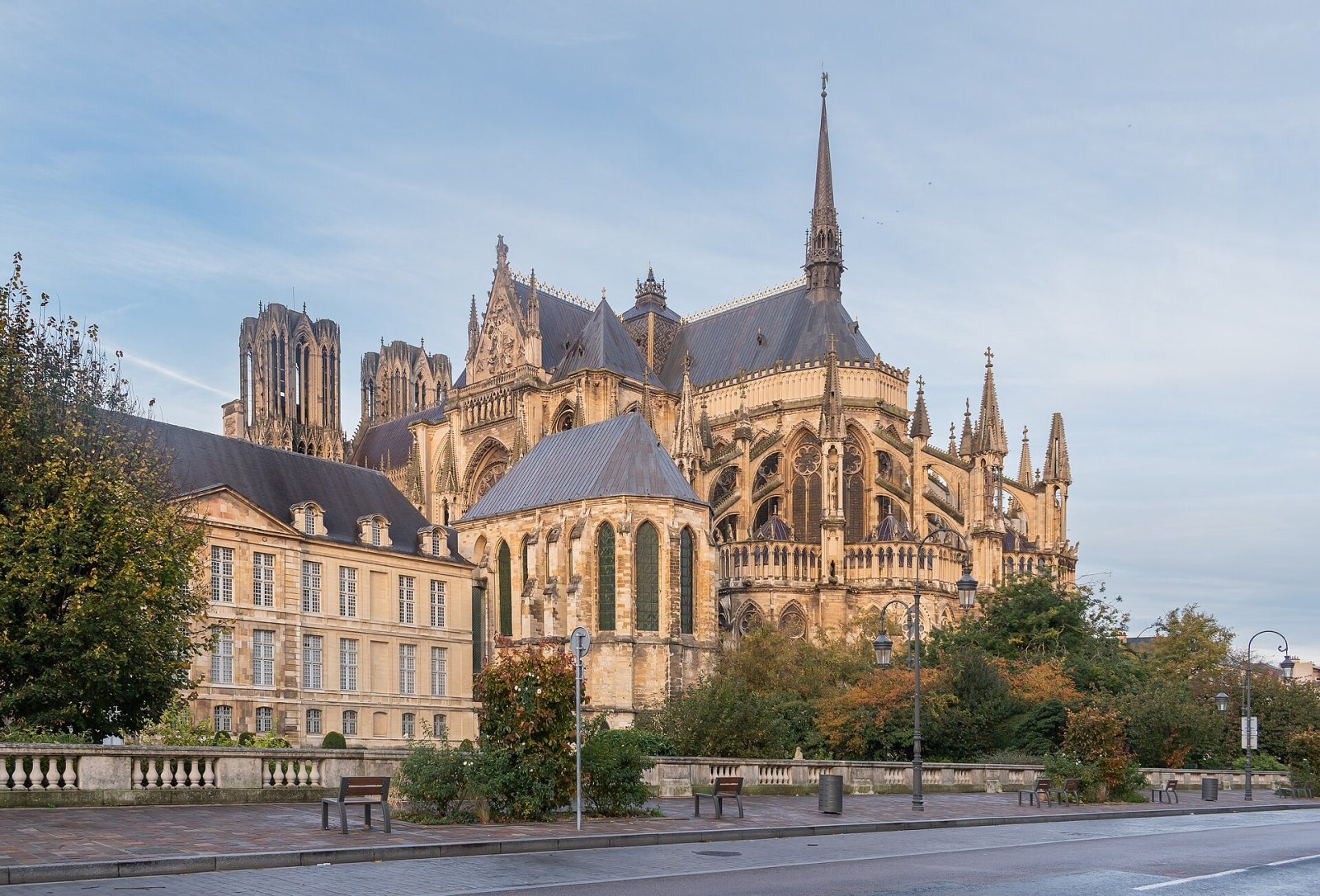 Besuchen Sie die majestätische Cathédrale de Reims: ein gotisches Meisterwerk - Reims | Secret World Trip Planner