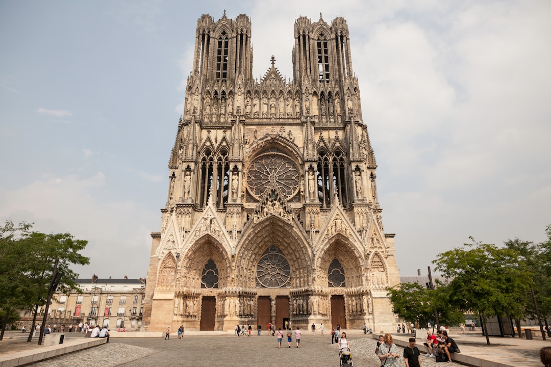 Visitez la majestueuse Cathédrale de Reims : un chef-d'œuvre gothique - Reims | Secret World Trip Planner