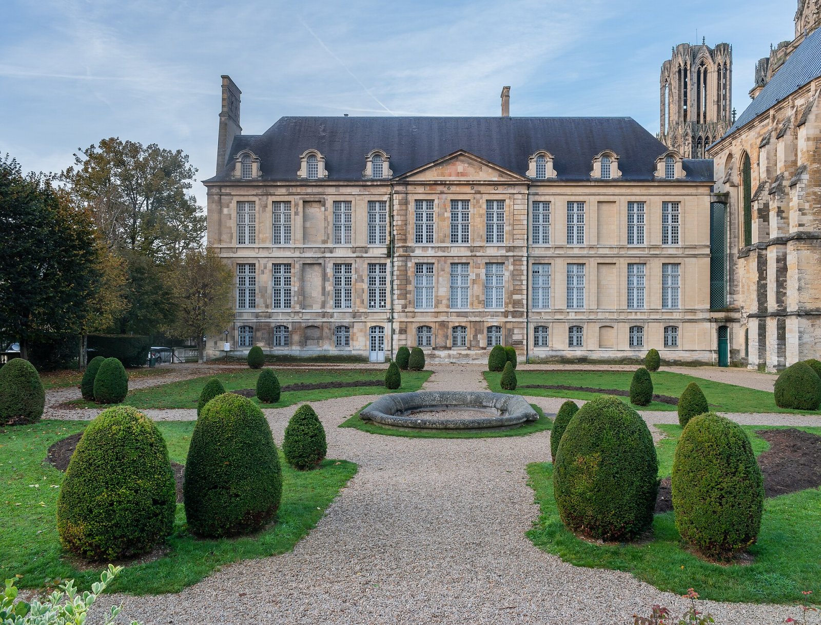 Scopri il Palais du Tau a Reims: Storia e Bellezza - Reims | Secret World Trip Planner