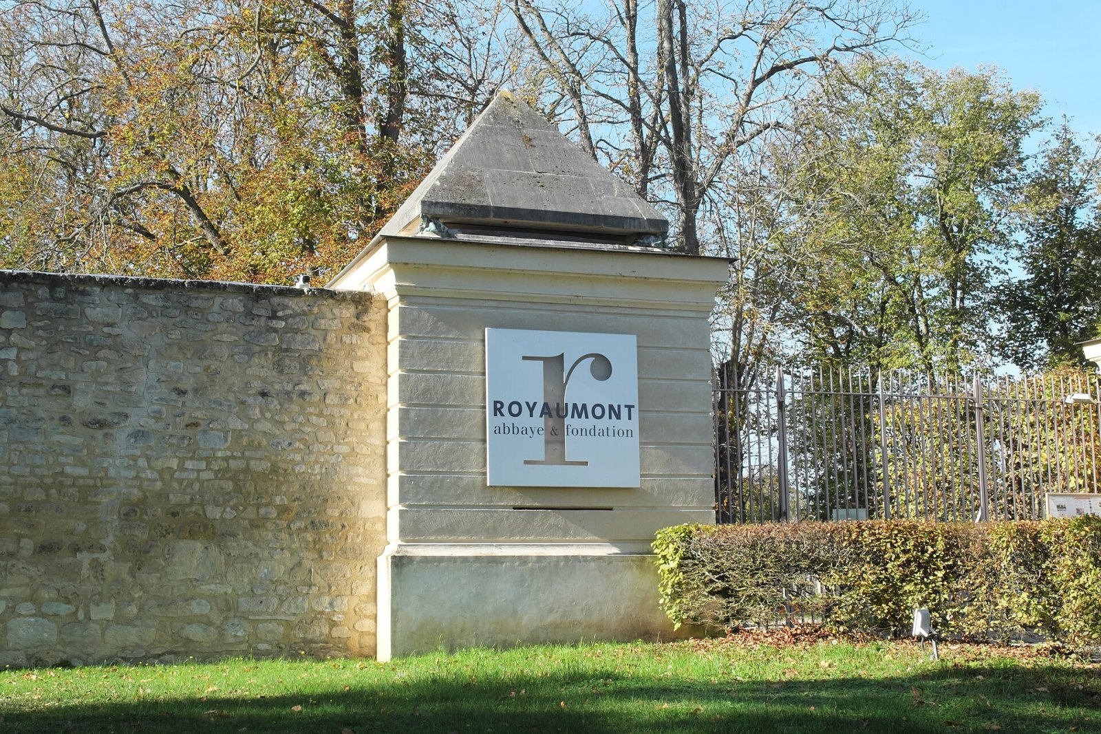 Découvrez l'Abbaye de Royaumont : un joyau culturel en France - Viarmes | Secret World Trip Planner