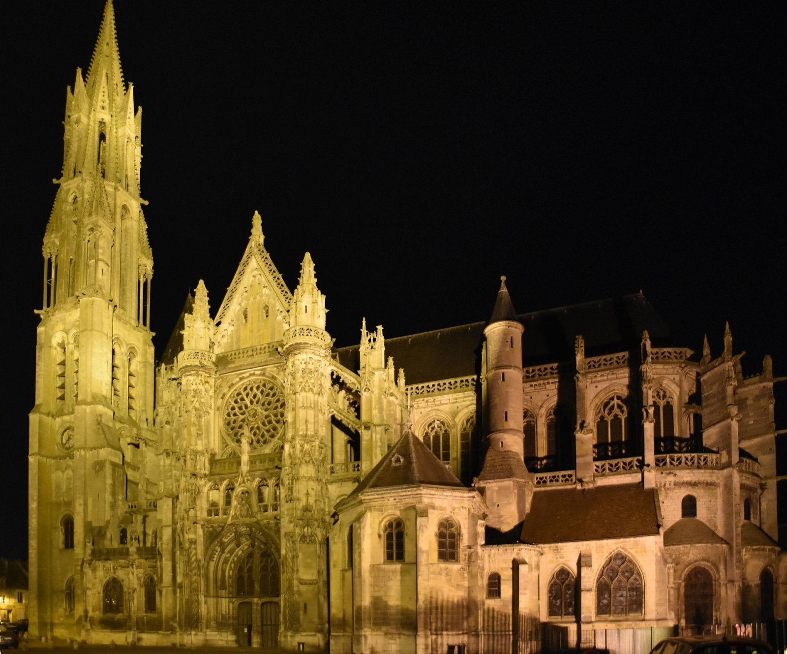 Découvrez la Cathédrale de Senlis : un joyau de l'Ile-de-France - Senlis | Secret World Trip Planner