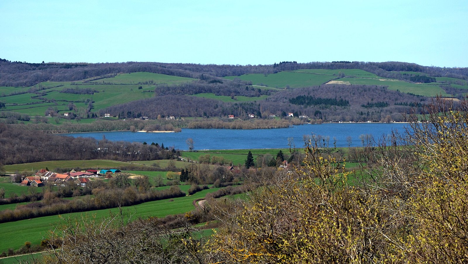 Entdecken Sie den Lac de Panthier: ein Paradies in Burgund - Maconge | Secret World Trip Planner