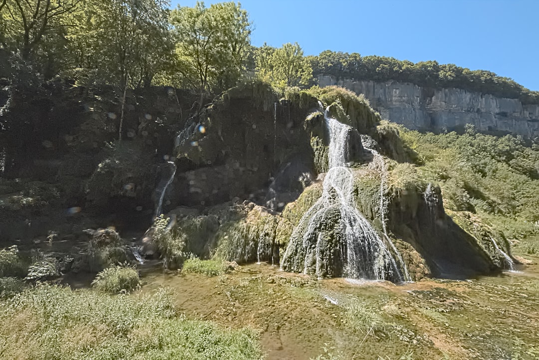 Découvrez la magie des Cascade de la Billaude en France - Le Frasnois | Secret World Trip Planner