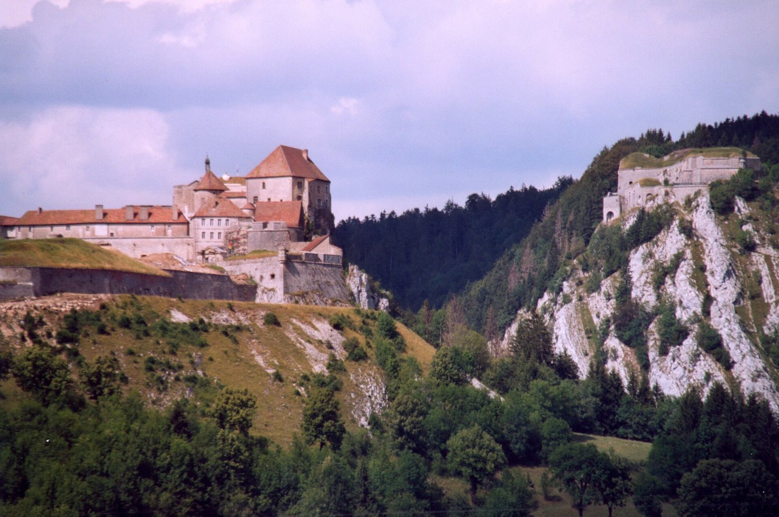 Château de Joux: Eine Reise in die Geschichte der Bourgogne-Franche-Comté - La Cluse-et-Mijoux | Secret World Trip Planner