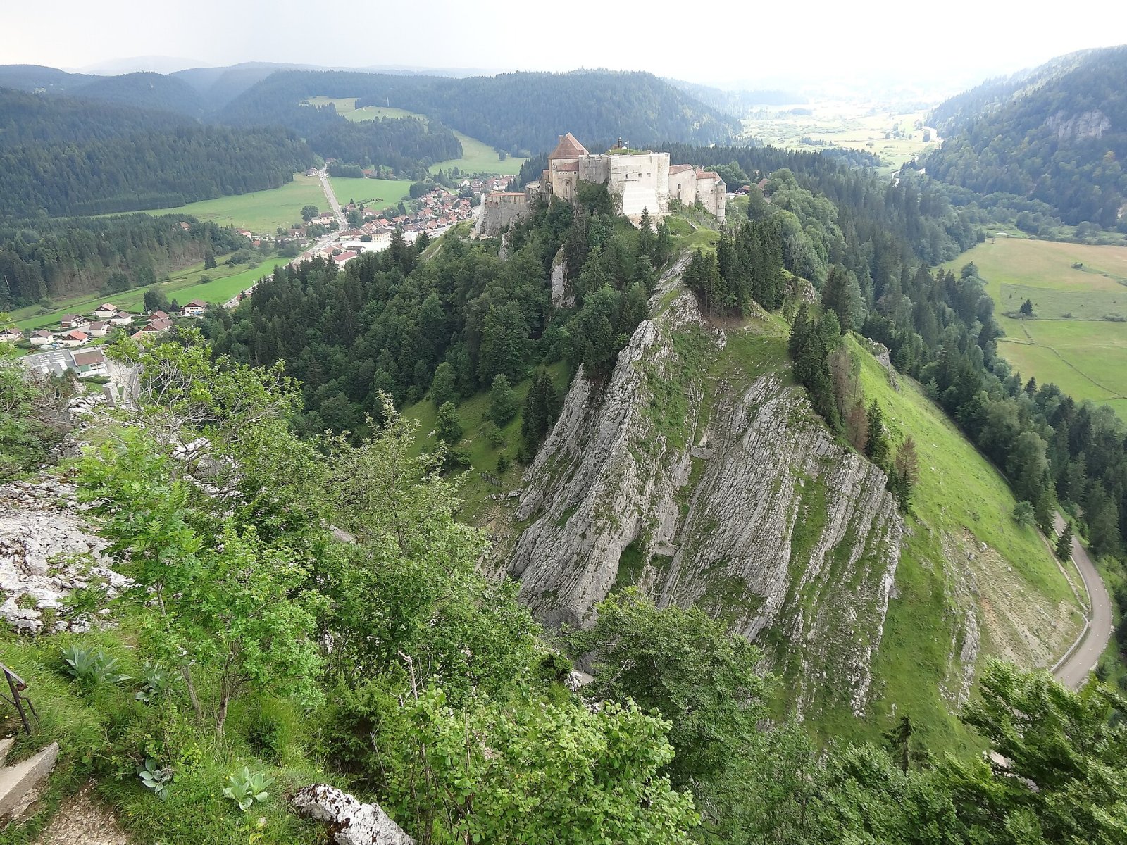 Château de Joux : Un Voyage dans l'Histoire de la Bourgogne-Franche-Comté - La Cluse-et-Mijoux | Secret World Trip Planner