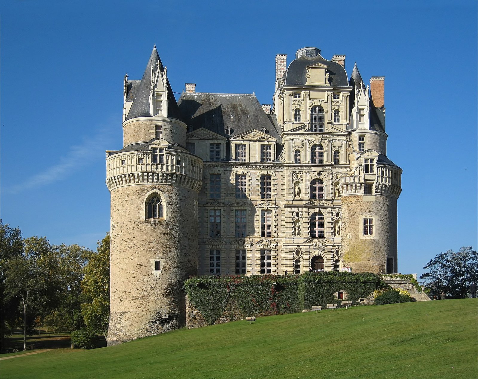 Château de Brissac : un trésor de l'histoire française - Cinq-Mars-la-Pile | Secret World Trip Planner