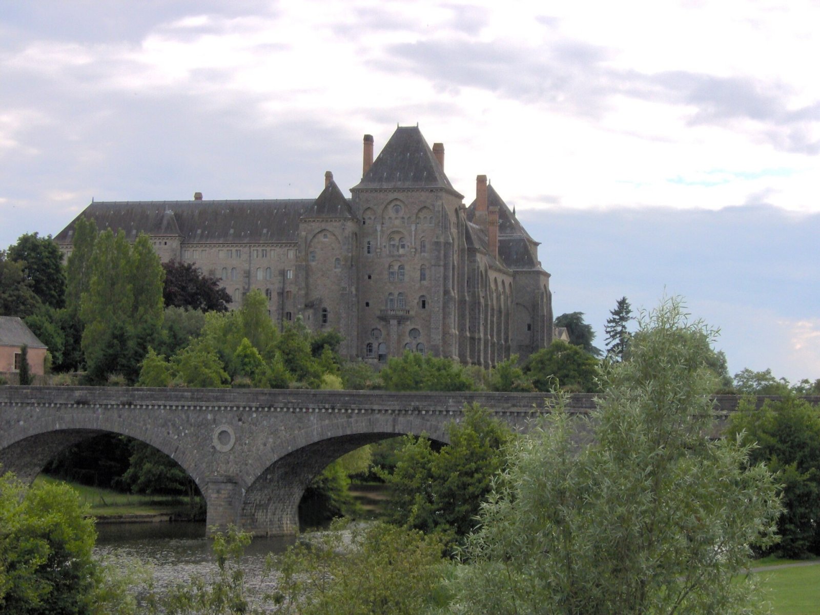 Scopri l'Abbaye de Solesmes: un gioiello del Pays de la Loire - Saint-Mars-d'Outillé | Secret World Trip Planner