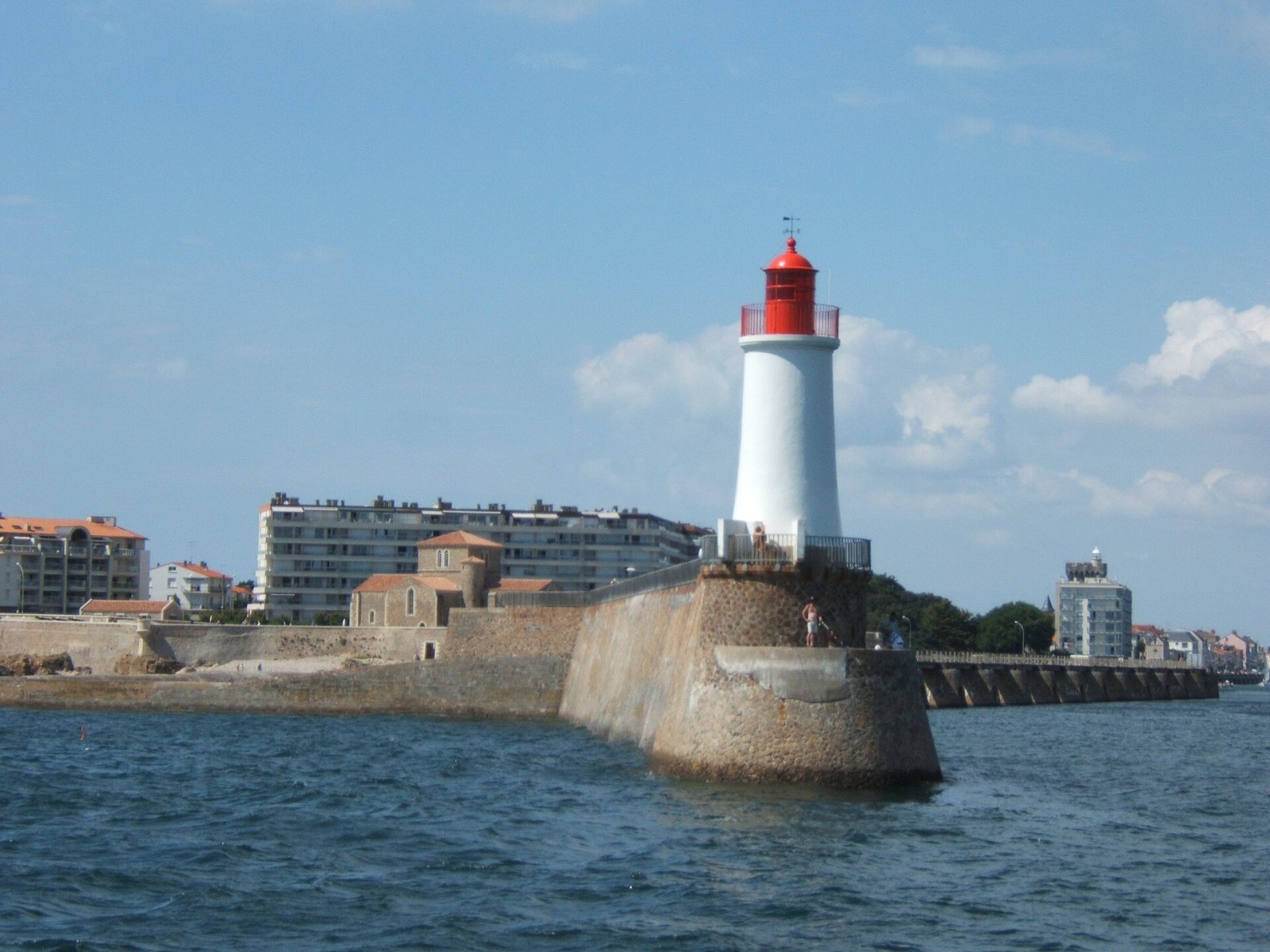 Entdecken Sie den Phare des Sables-d'Olonne: Licht und Geschichte in Frankreich - Montchevrier | Secret World Trip Planner