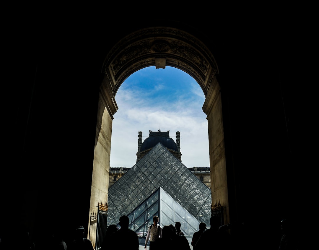 探索卢浮宫：艺术与历史之旅 - Paris | Secret World Trip Planner