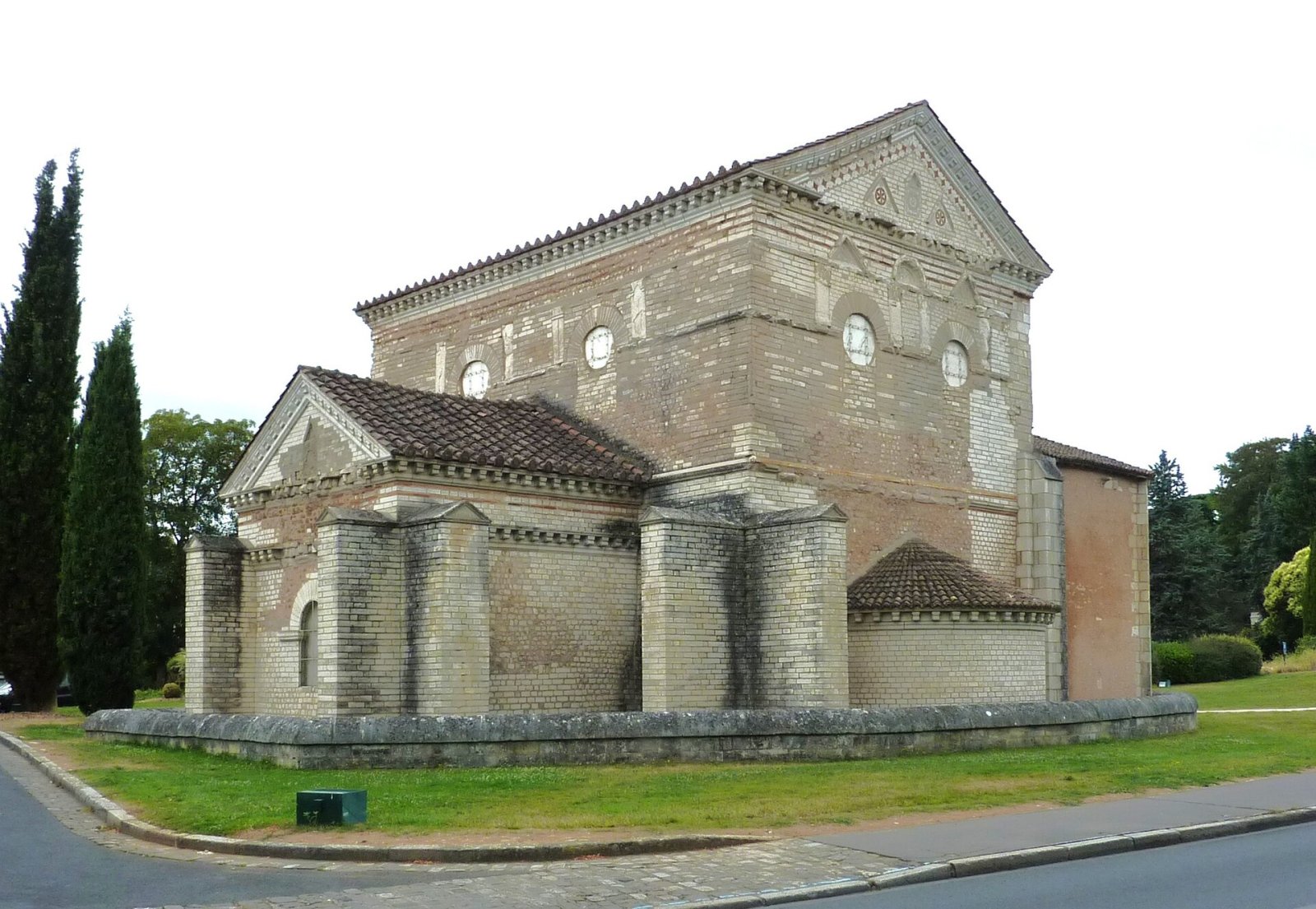 Découvrez le Baptistère Saint-Jean de Poitiers : Histoire et Beauté - Poitiers | Secret World Trip Planner