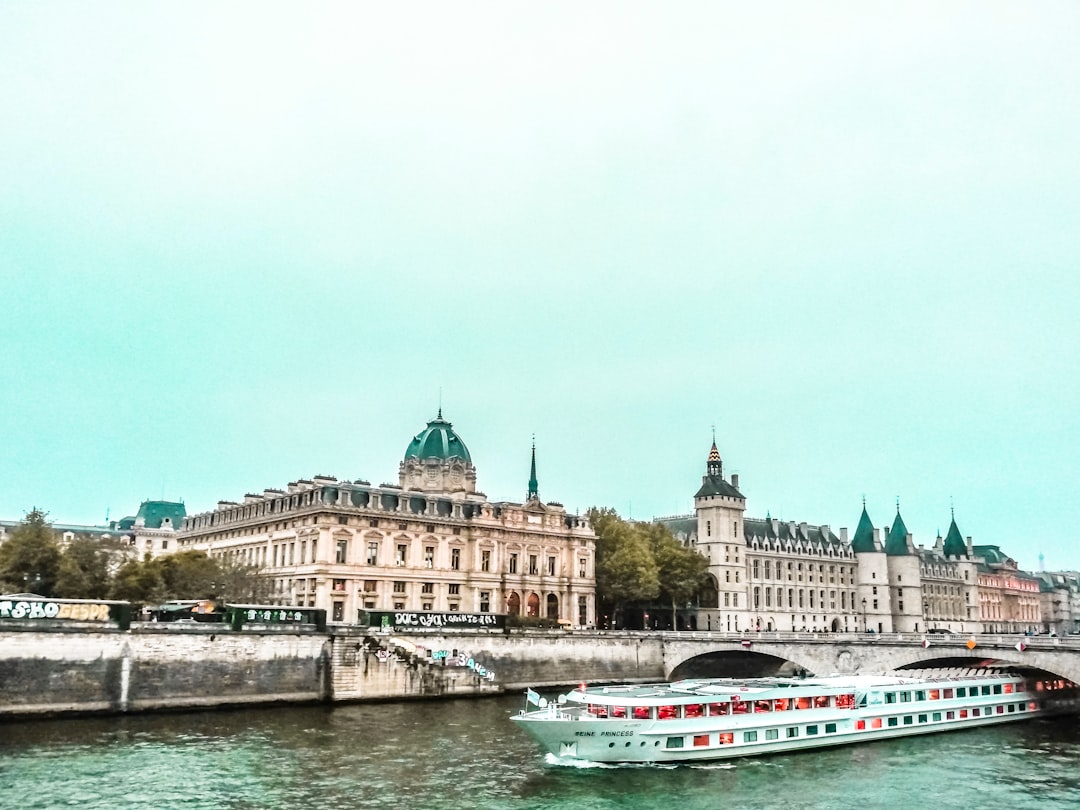 콩시어주리: 중세 파리의 역사와 아름다움 - Paris | Secret World Trip Planner