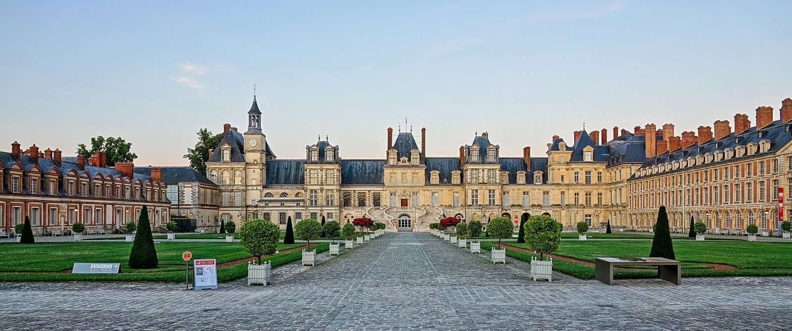 Découvrez le Château de Fontainebleau : Histoire et Beauté - Fontainebleau | Secret World Trip Planner