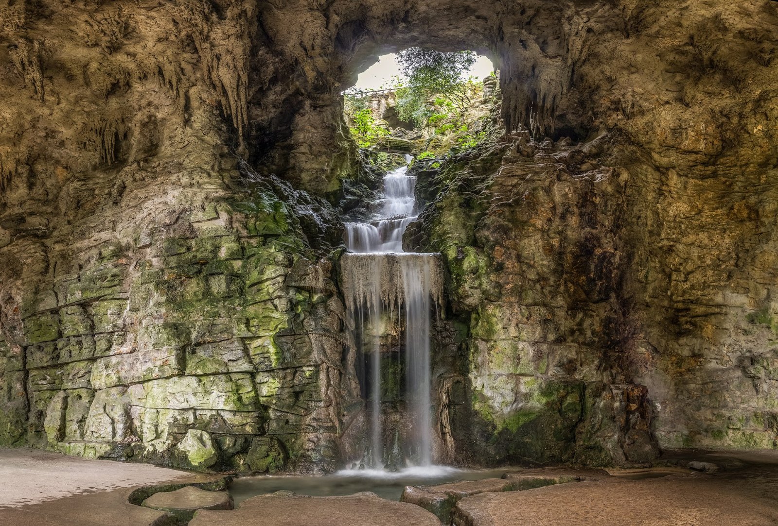 Parc des Buttes-Chaumont: Ein Naturwinkel in Paris - Paris | Secret World Trip Planner