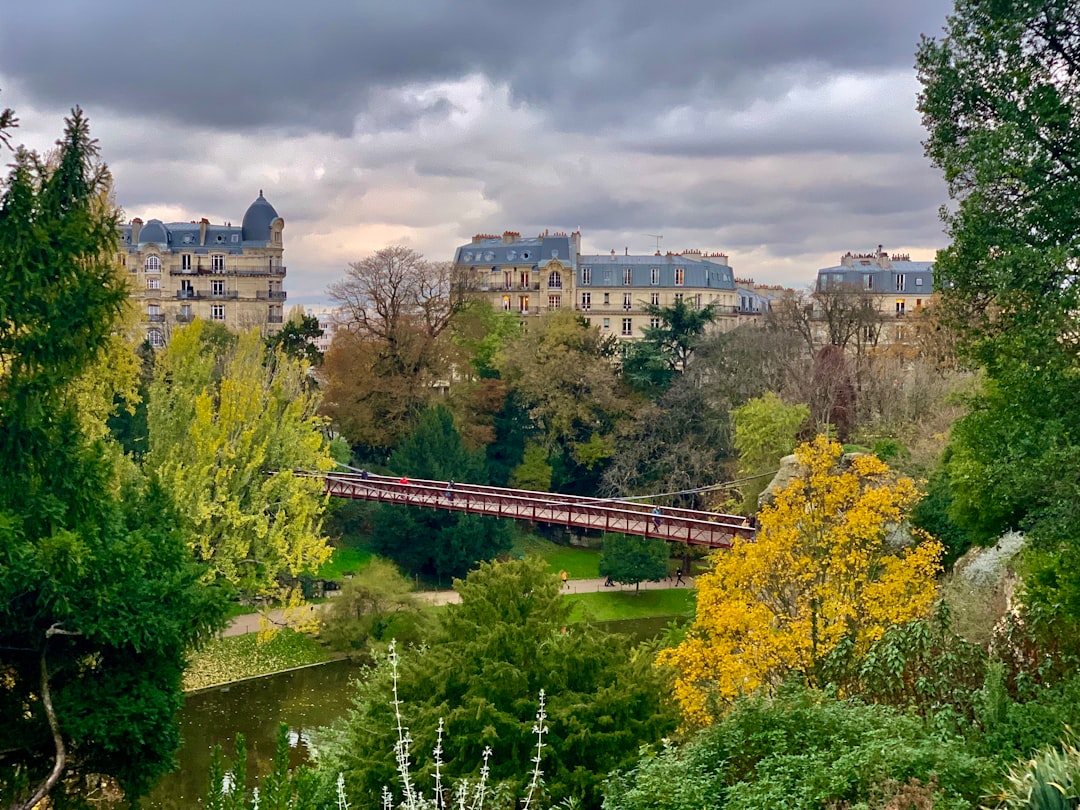 パルク・デ・ビュット・ショーモン：パリの自然の隅 - Paris | Secret World Trip Planner