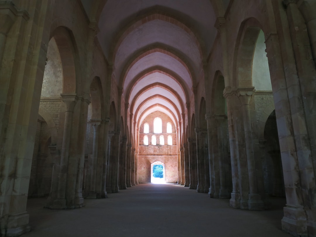 Découvrez l'Abbaye de Sénanque : un bijou de Provence - Gordes | Secret World Trip Planner