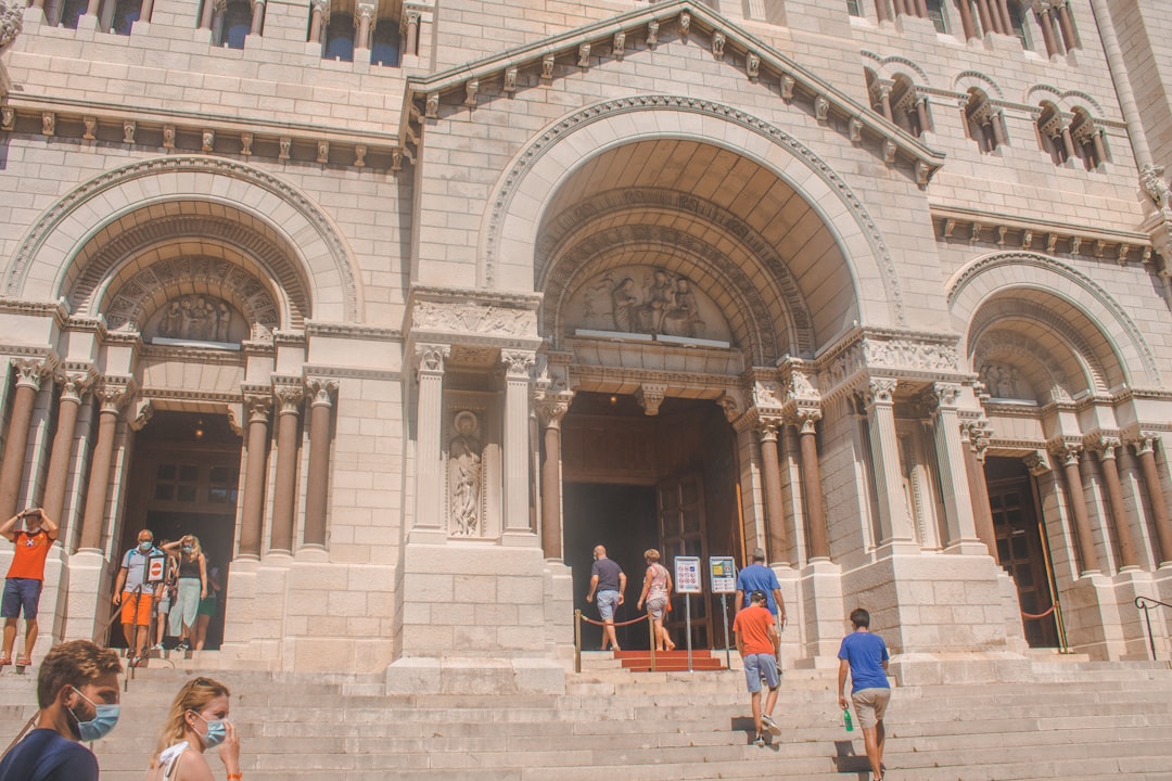 Scopri la Cathédrale de Monaco: un gioiello di cultura e storia - Palais Princier | Secret World Trip Planner