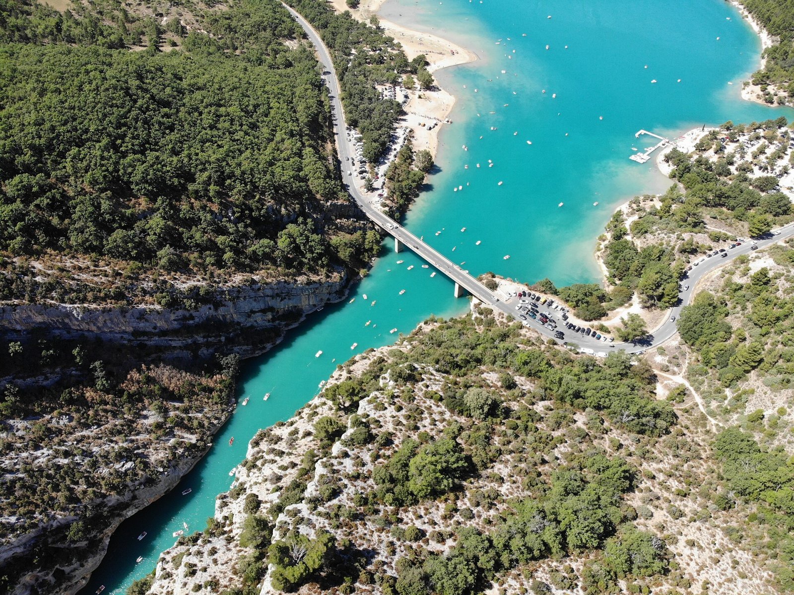 サントクロワ湖：プロヴァンスの自然の宝石 - Sainte-Croix-du-Verdon | Secret World Trip Planner