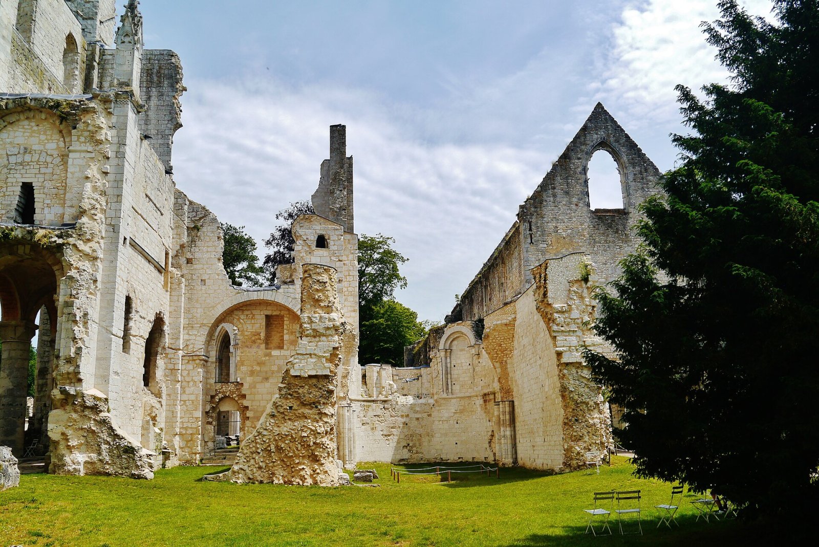 Entdecken Sie die Abbaye de Jumièges: ein Schatz der Normandie - Jumièges | Secret World Trip Planner