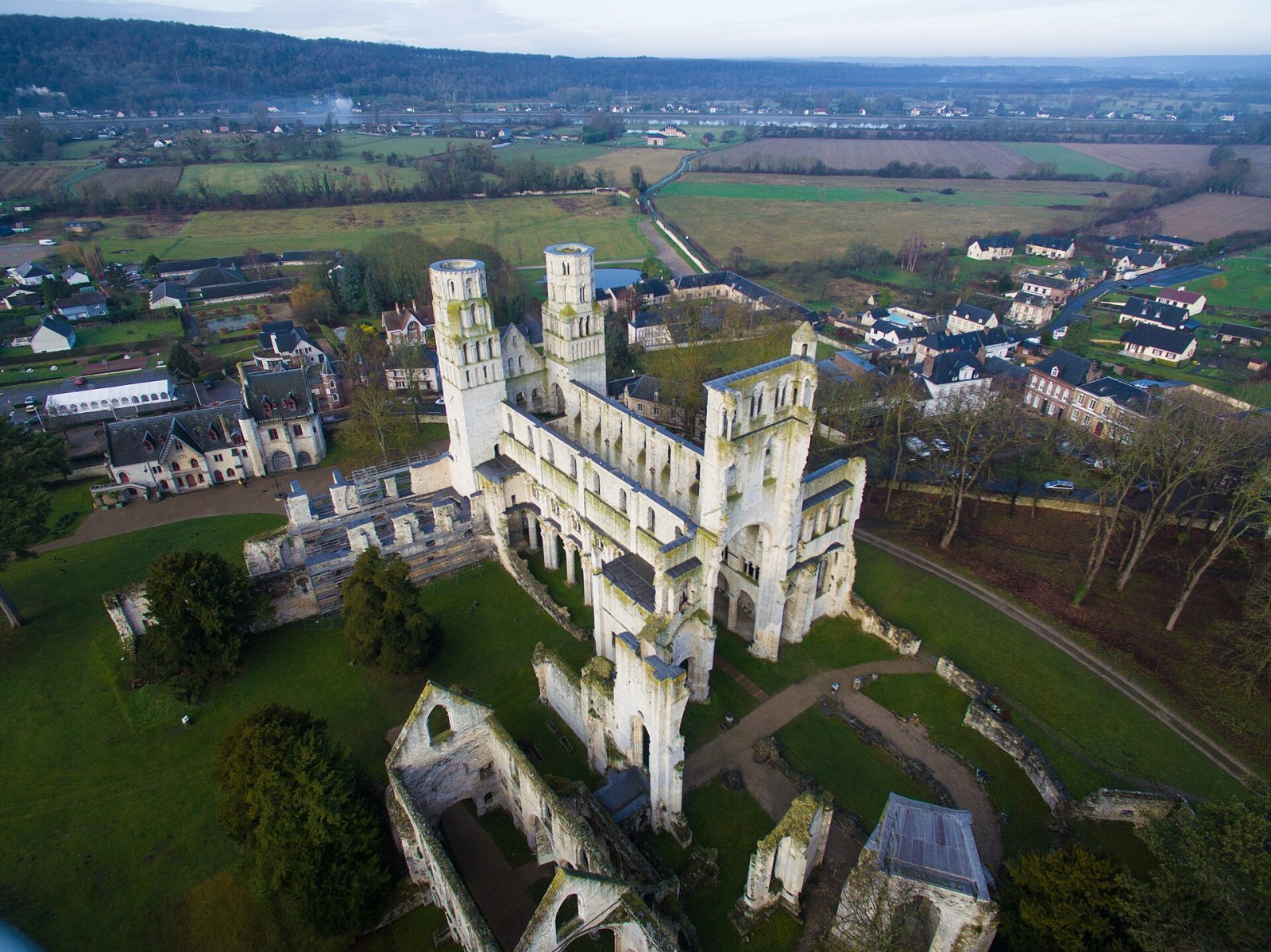 Découvrez l'Abbaye de Jumièges : un trésor de Normandie - Jumièges | Secret World Trip Planner