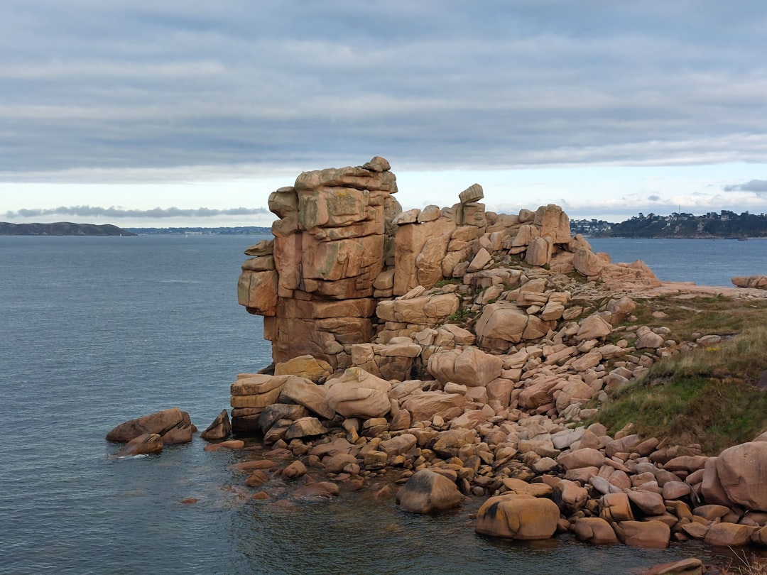 Explorer la Côte de Granit Rose : un bijou de Bretagne - Montolivet | Secret World Trip Planner