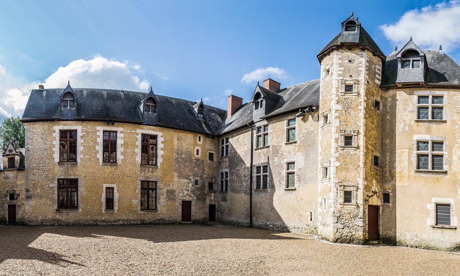 Entdecken Sie den Charme des Château de Fougères in der Bretagne - Les Châtelliers-Notre-Dame | Secret World Trip Planner