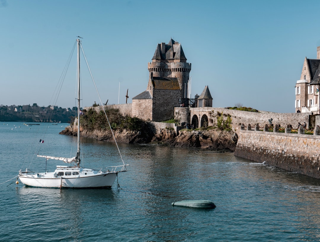 Découvrez les Remparts de Saint-Malo : Histoire et Beauté de Bretagne - Pecqueuse | Secret World Trip Planner