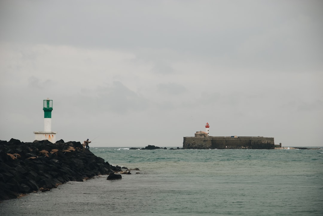 Découvrez le Phare d'Eckmühl à Penmarc'h : un bijou de Bretagne - Fontaines-les-Sèches | Secret World Trip Planner
