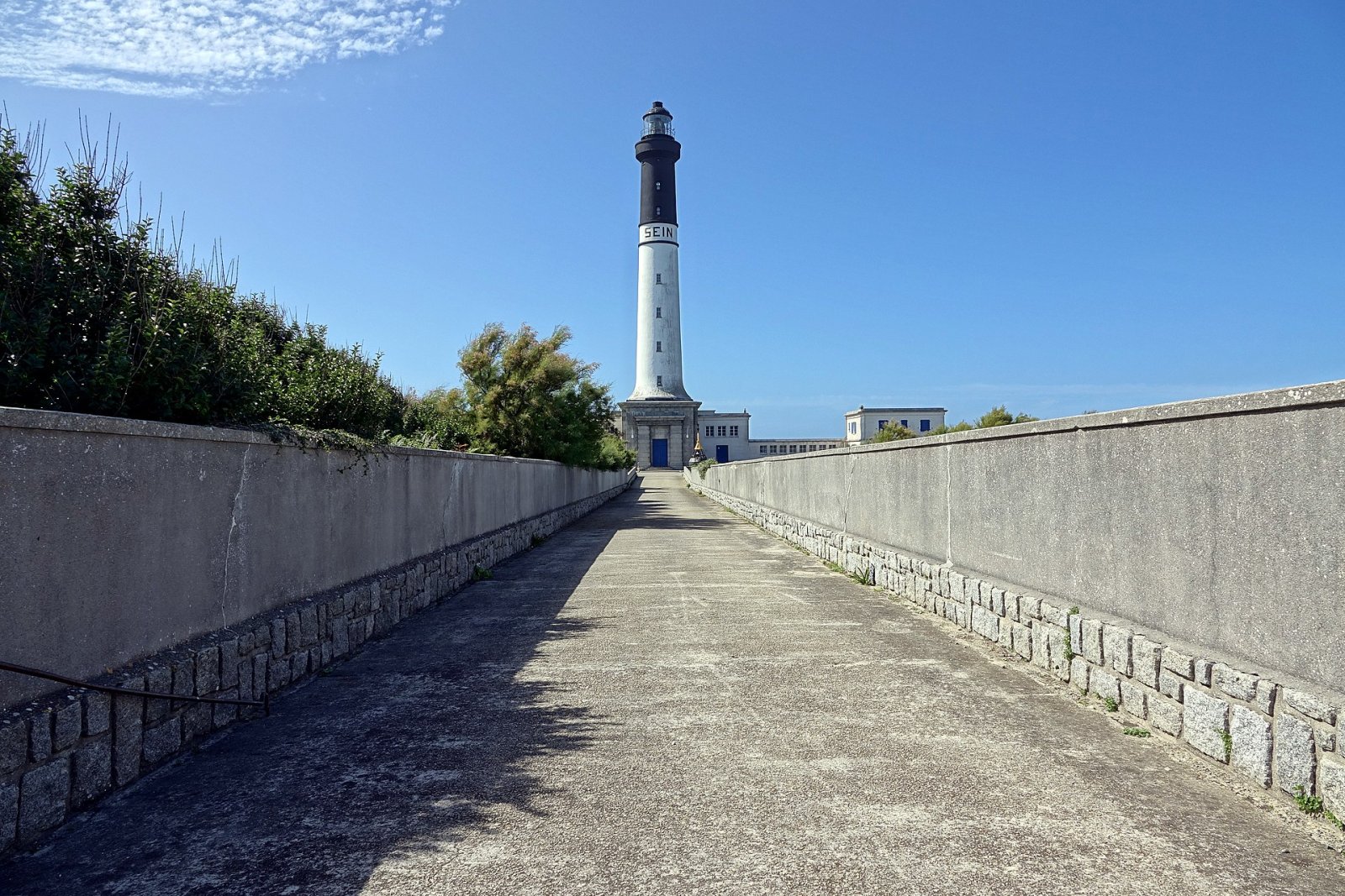 Entdecken Sie den Leuchtturm von Sein: ein Juwel der Bretagne - Châteauvillain | Secret World Trip Planner