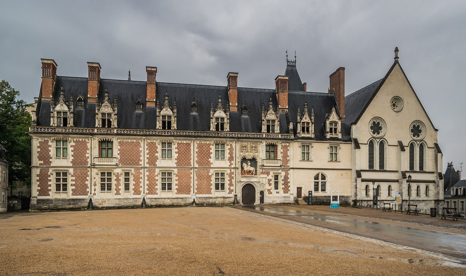 Scopri il Fascino Storico del Château de Blois - Blois | Secret World Trip Planner