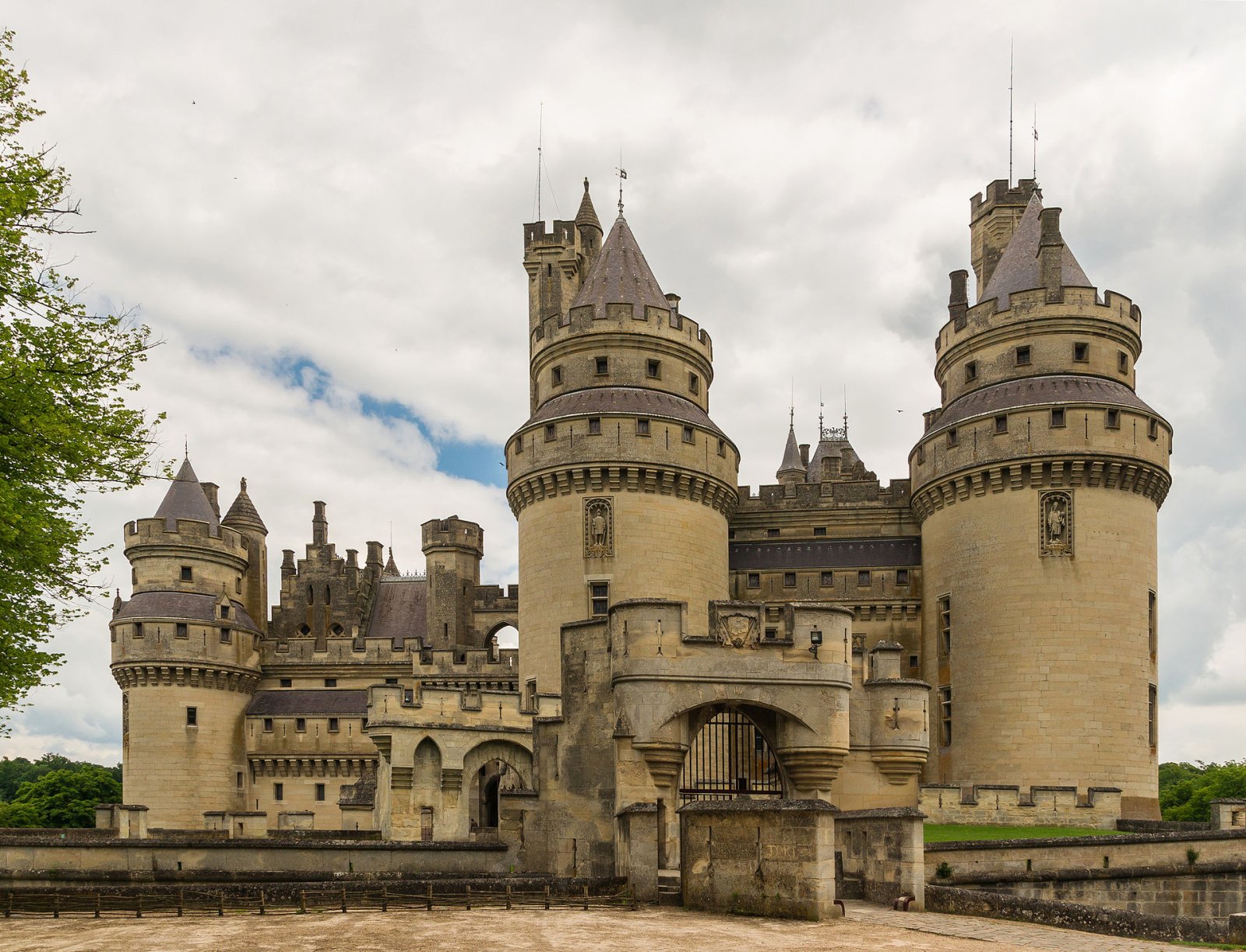 Découvrez le charme du Château de Pierrefonds en Occitanie - Pierrefonds | Secret World Trip Planner