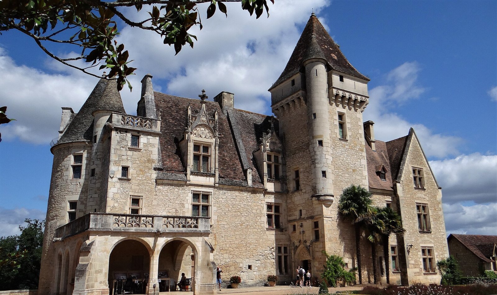 Découvrez le Château des Milandes : histoire et beautés en Dordogne - Saint-Vincent-de-Cosse | Secret World Trip Planner