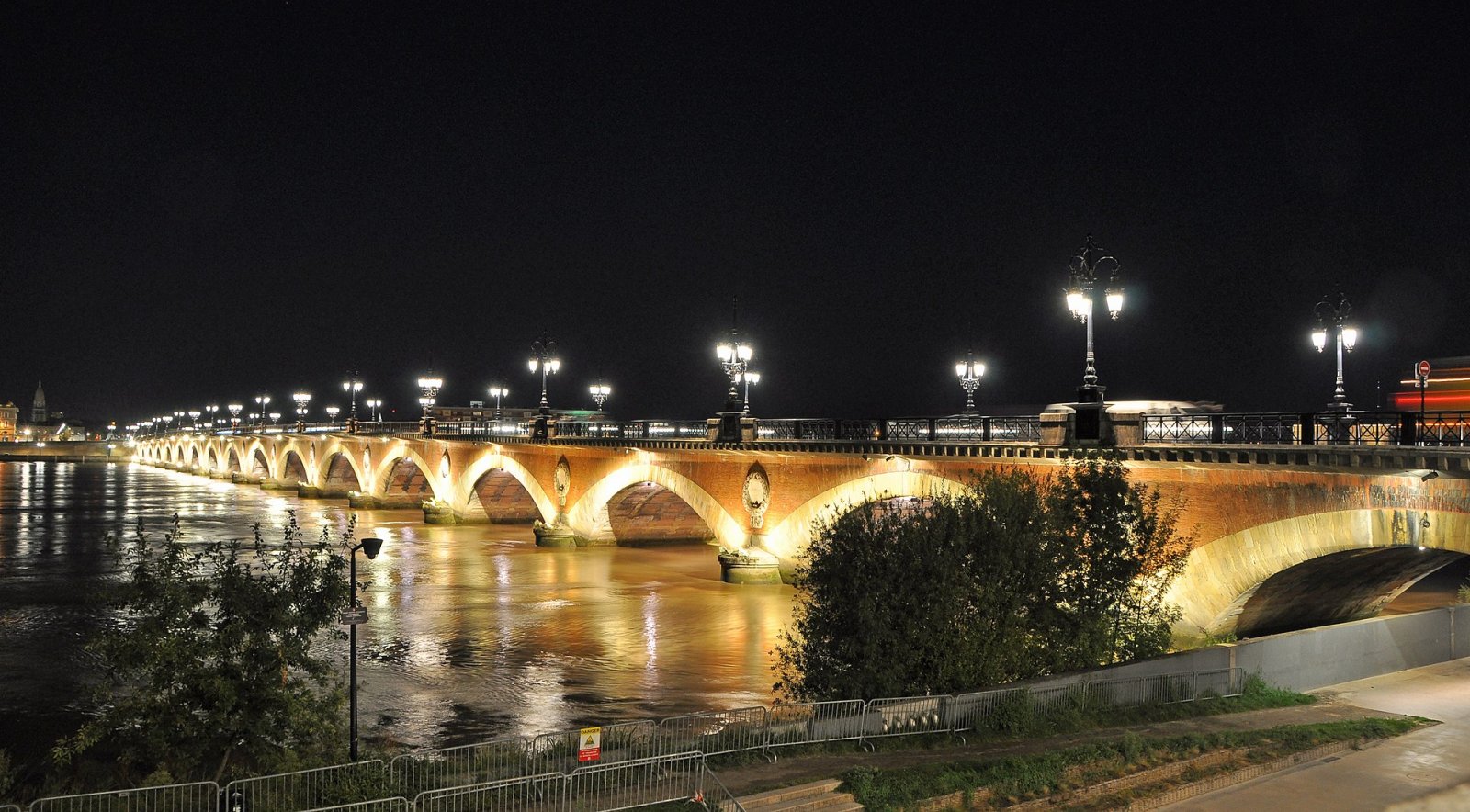 Scopri il Pont de Pierre di Bordeaux: Storia e Bellezza - Saint-Germain-et-Mons | Secret World Trip Planner