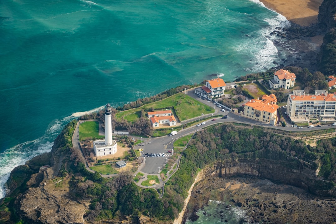Entdecken Sie den Faraglione von Biarritz: ein Juwel der Nouvelle-Aquitaine - Montlaur | Secret World Trip Planner
