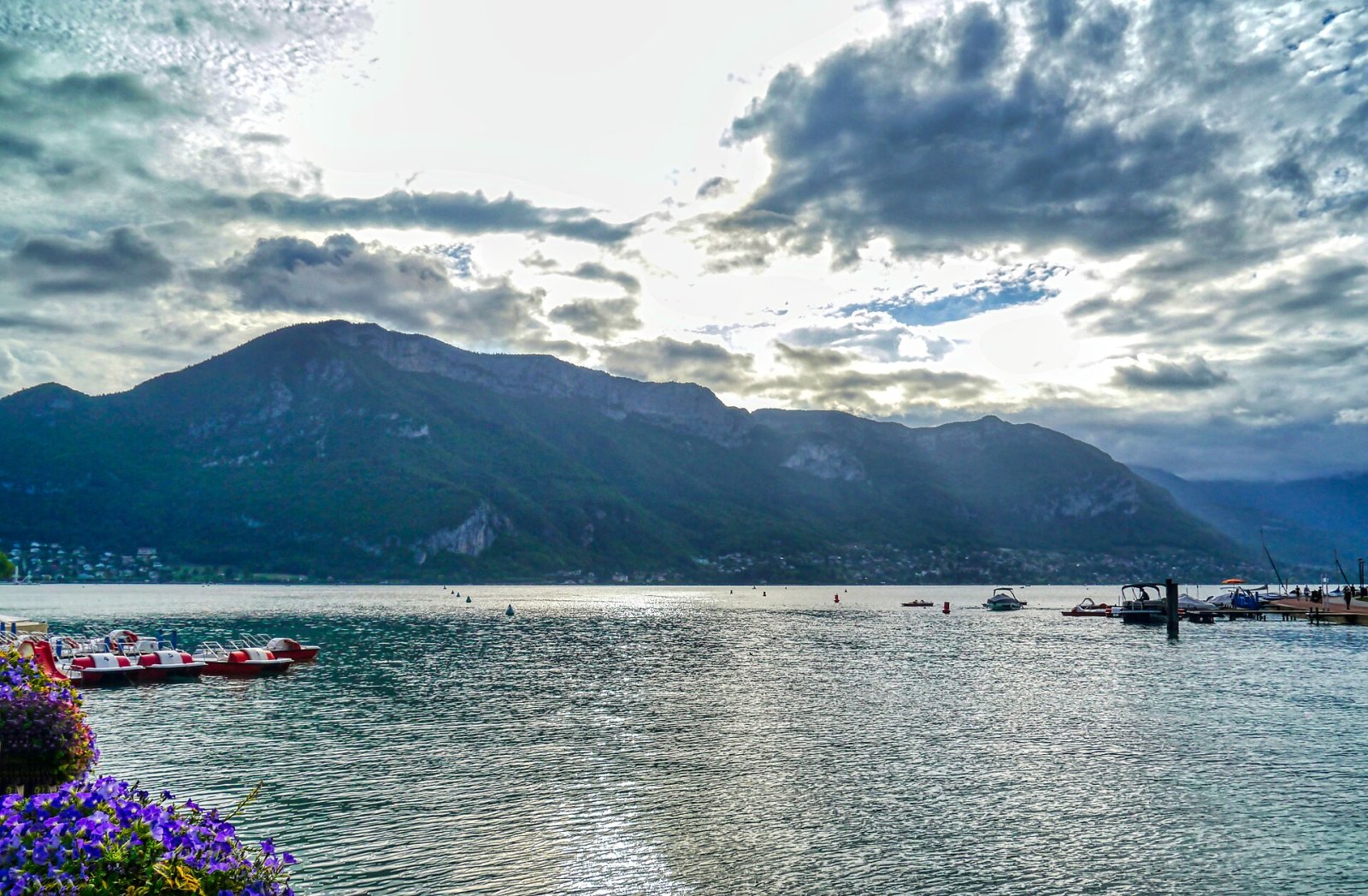 Scopri il Lago di Annecy: un gioiello della natura in Francia - Veyrier-du-Lac | Secret World Trip Planner
