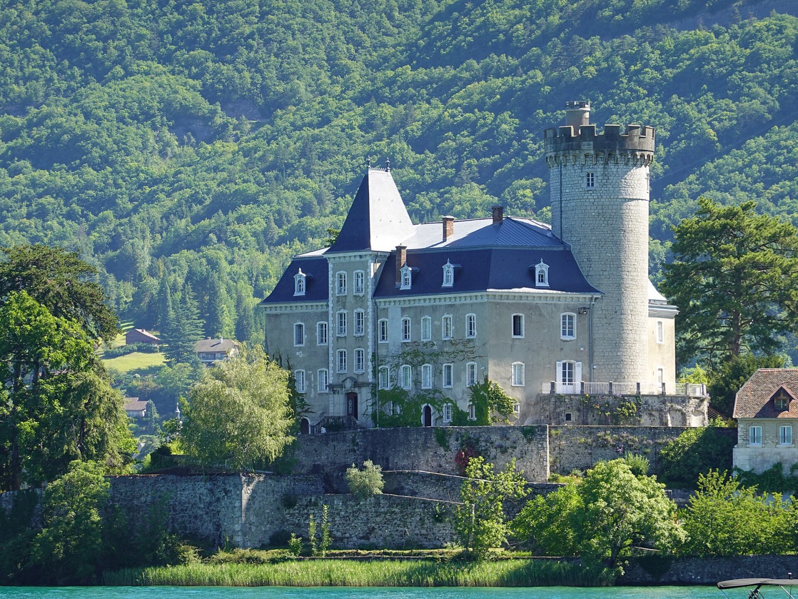 Découvrez le charme du Château de Duingt en France - Duingt | Secret World Trip Planner