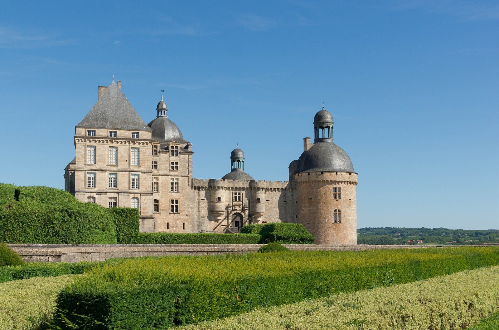 Découvrez le Château de Hautefort : un trésor de la Nouvelle-Aquitaine - Hautefort | Secret World Trip Planner