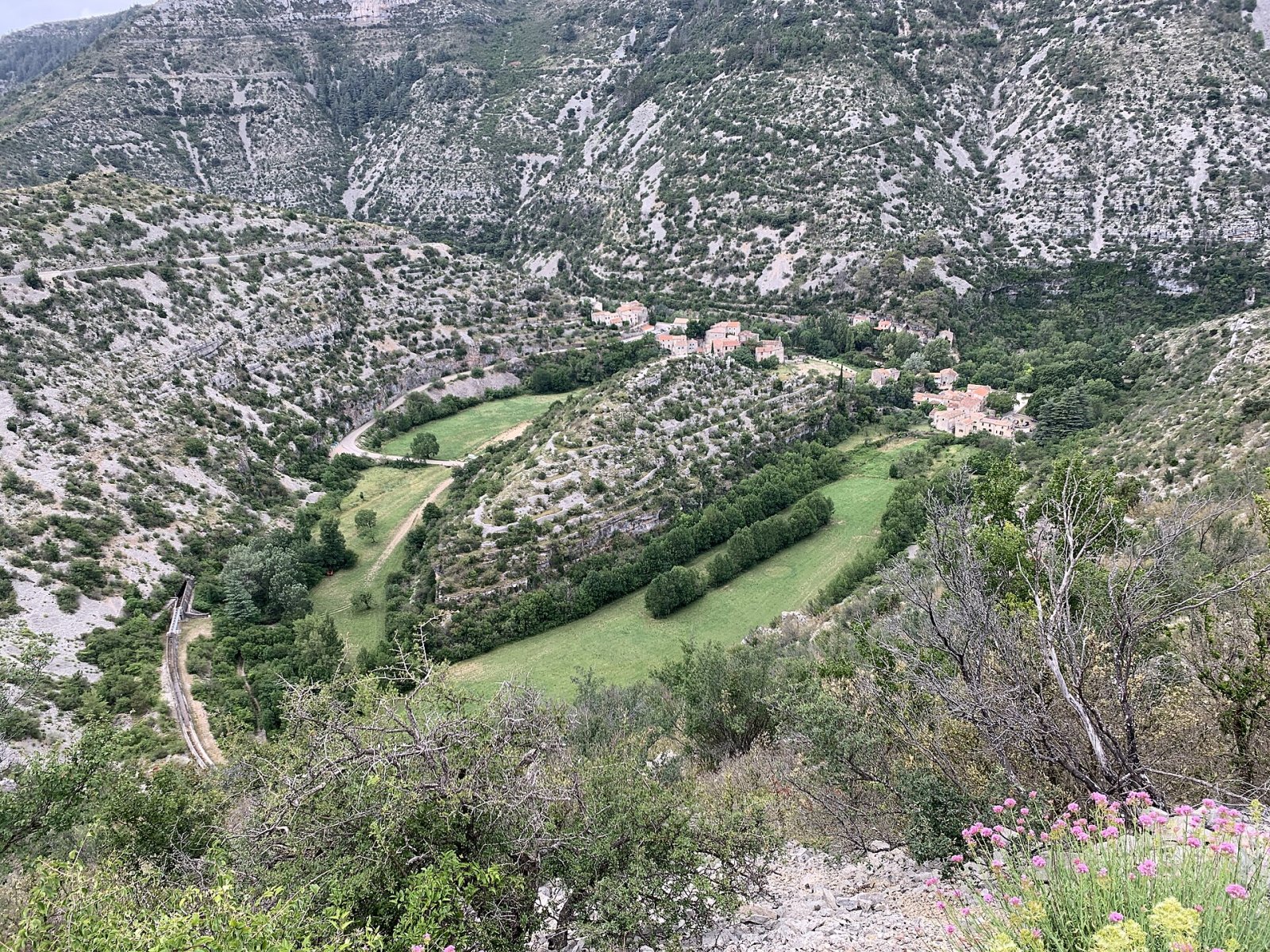 Découvrir le Cirque de Navacelles : un joyau naturel en France - Saint-Maurice-Navacelles | Secret World Trip Planner