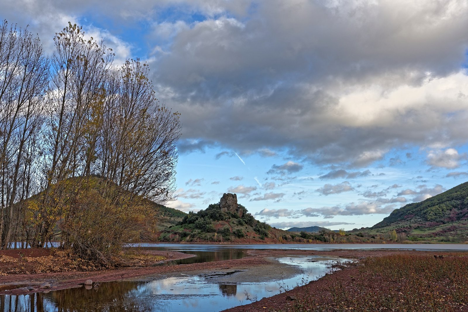 Découvrez le Lac du Salagou : un bijou de la nature en Occitanie - Liausson | Secret World Trip Planner