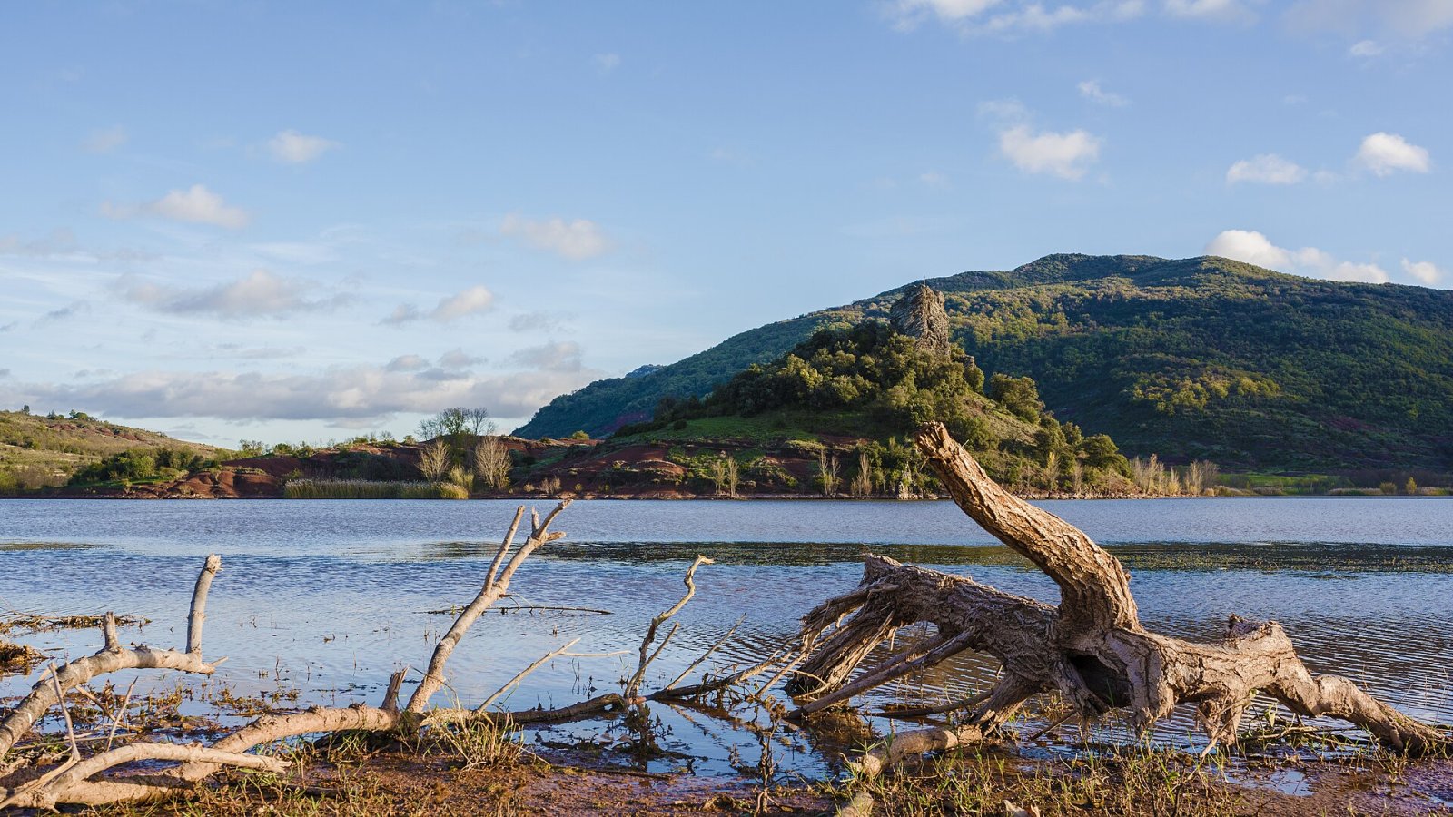 Découvrez le Lac du Salagou : un bijou de la nature en Occitanie - Liausson | Secret World Trip Planner