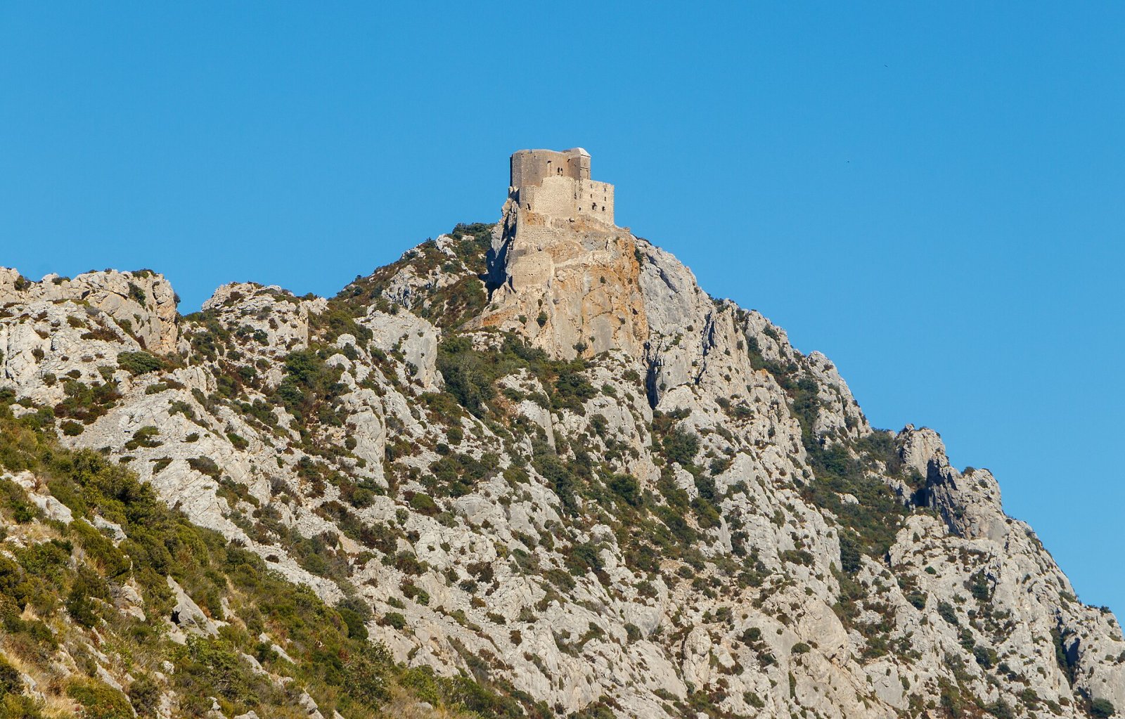 Découvrez le charme du Château de Quéribus à Cucugnan - Paziols | Secret World Trip Planner