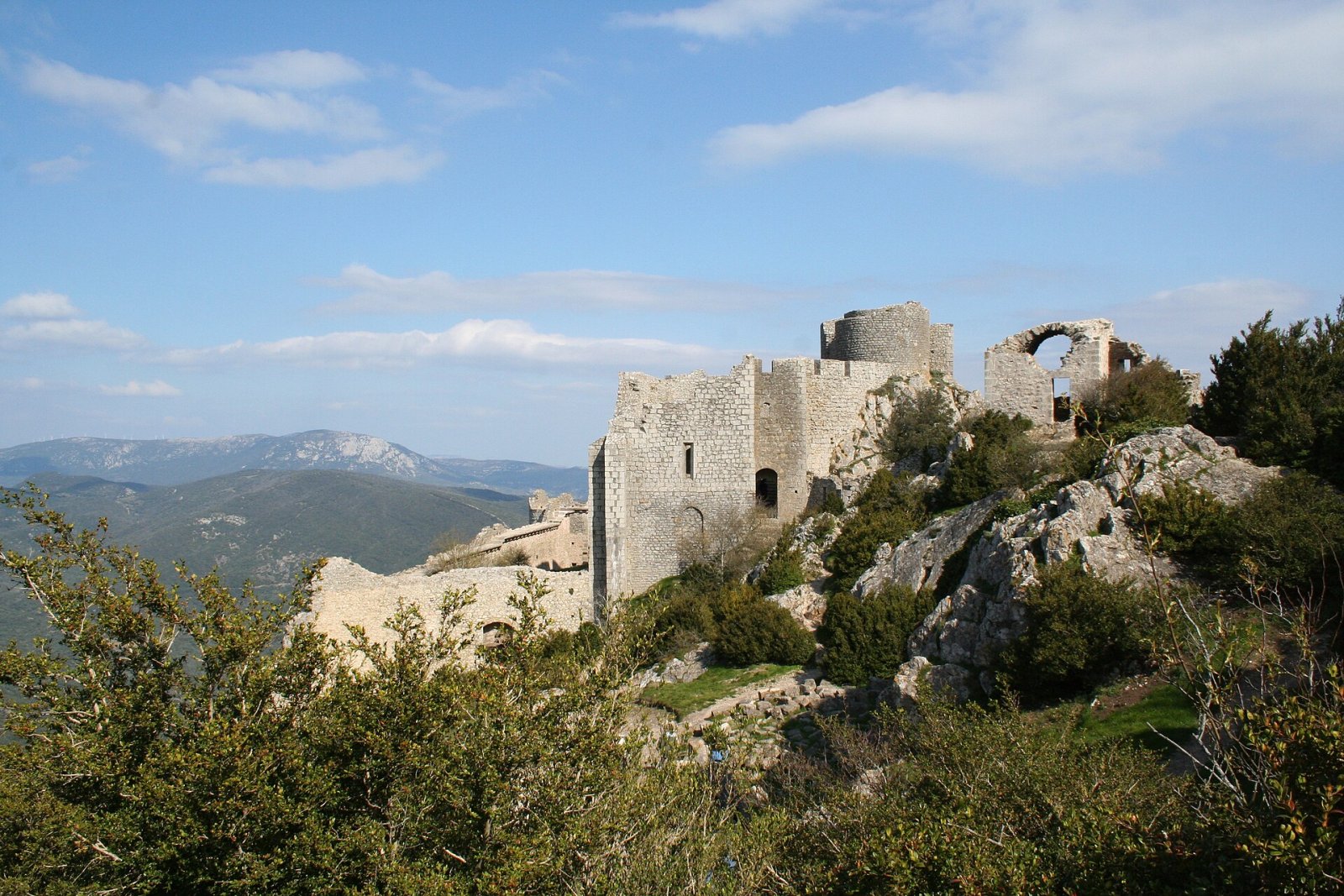 Découvrez le Château de Peyrepertuse : un bijou de l'histoire occitane - Cucugnan | Secret World Trip Planner