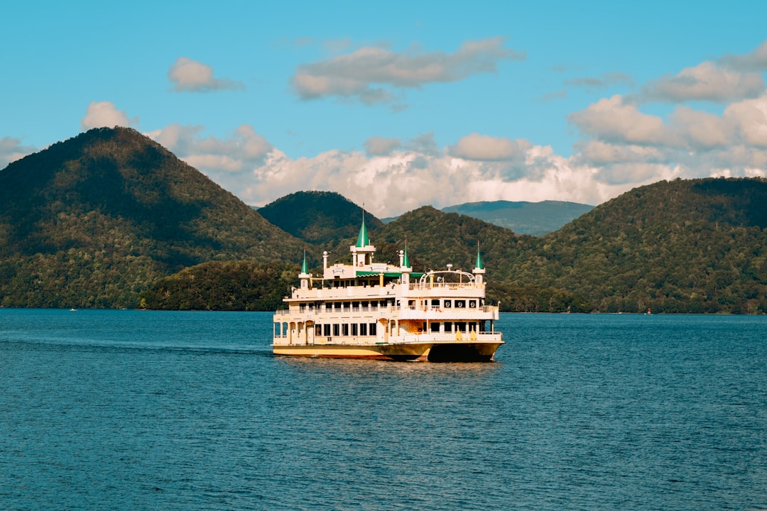 Découvrez le lac Shikotsu : un bijou de la nature à Hokkaido - Chitose | Secret World Trip Planner