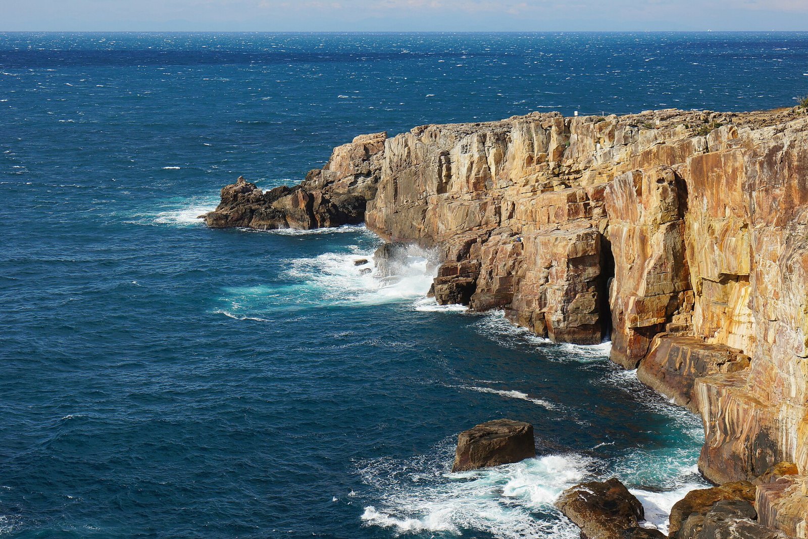 Scopri le Maestose Scogliere di Sandanbeki a Shirahama - Shirahama | Secret World Trip Planner