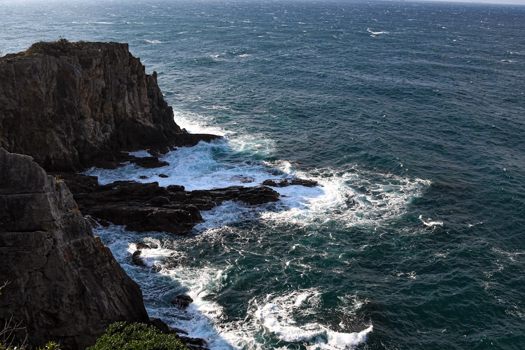 Scopri le Maestose Scogliere di Sandanbeki a Shirahama - Shirahama | Secret World Trip Planner