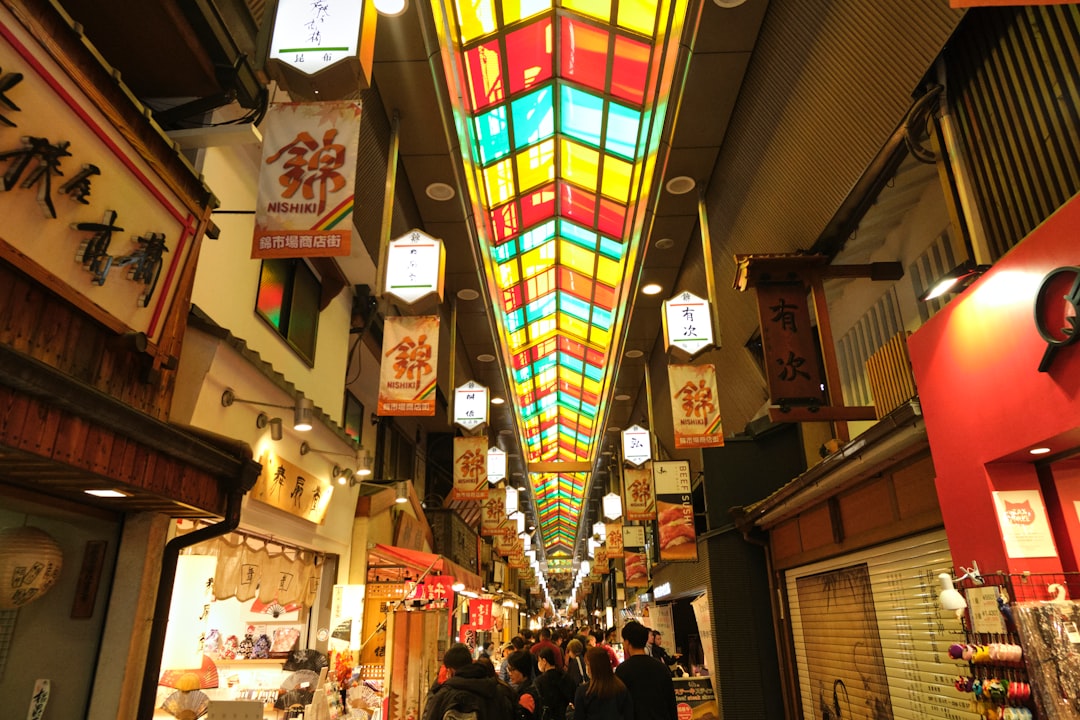 Découvrez le marché Nishiki de Kyoto : un voyage au cœur des saveurs japonaises - Kyoto | Secret World Trip Planner